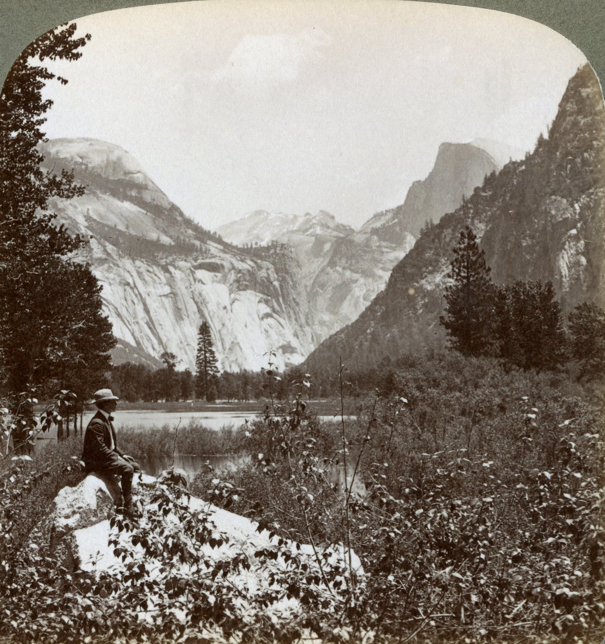 North Dome, Half Dome and Clouds Rest, Yosemite Valley, California, USA, 1902 av Underwood and Underwood