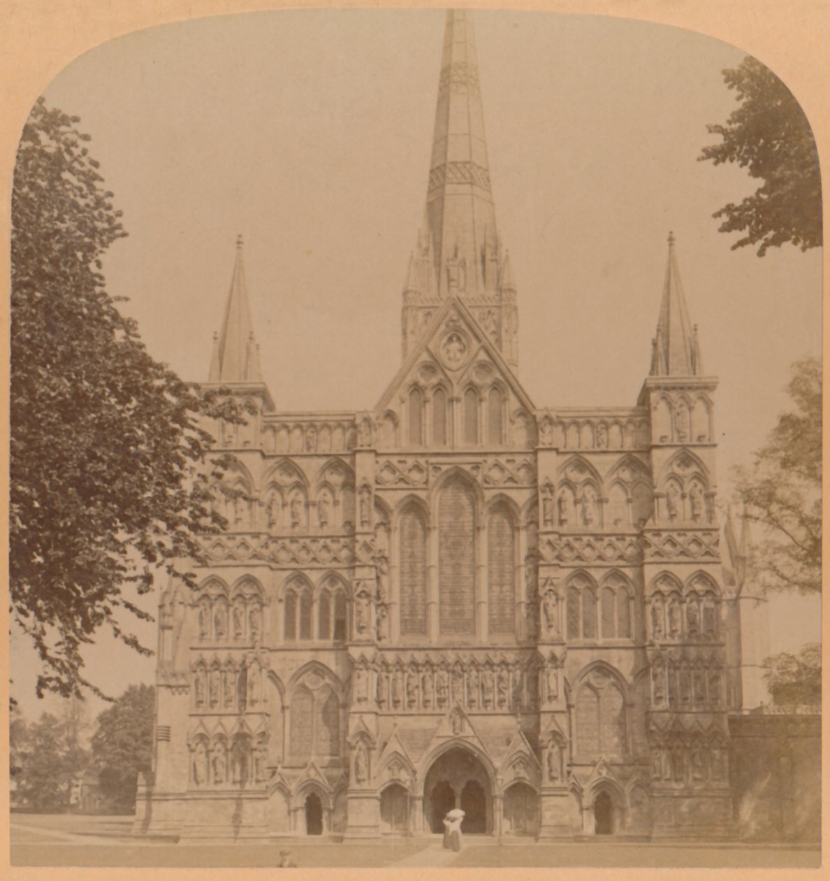 Nordvestfasaden til den store gotiske katedralen i Salisbury grunnlagt 1220, England, 1900. av Underwood and Underwood