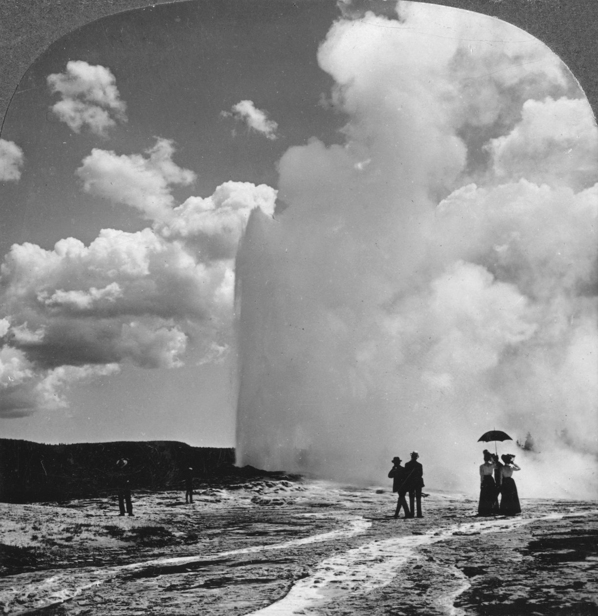Old Faithful geysir, Yellowstone nasjonalpark, USA, tidlig på 1800-tallet. av Underwood and Underwood