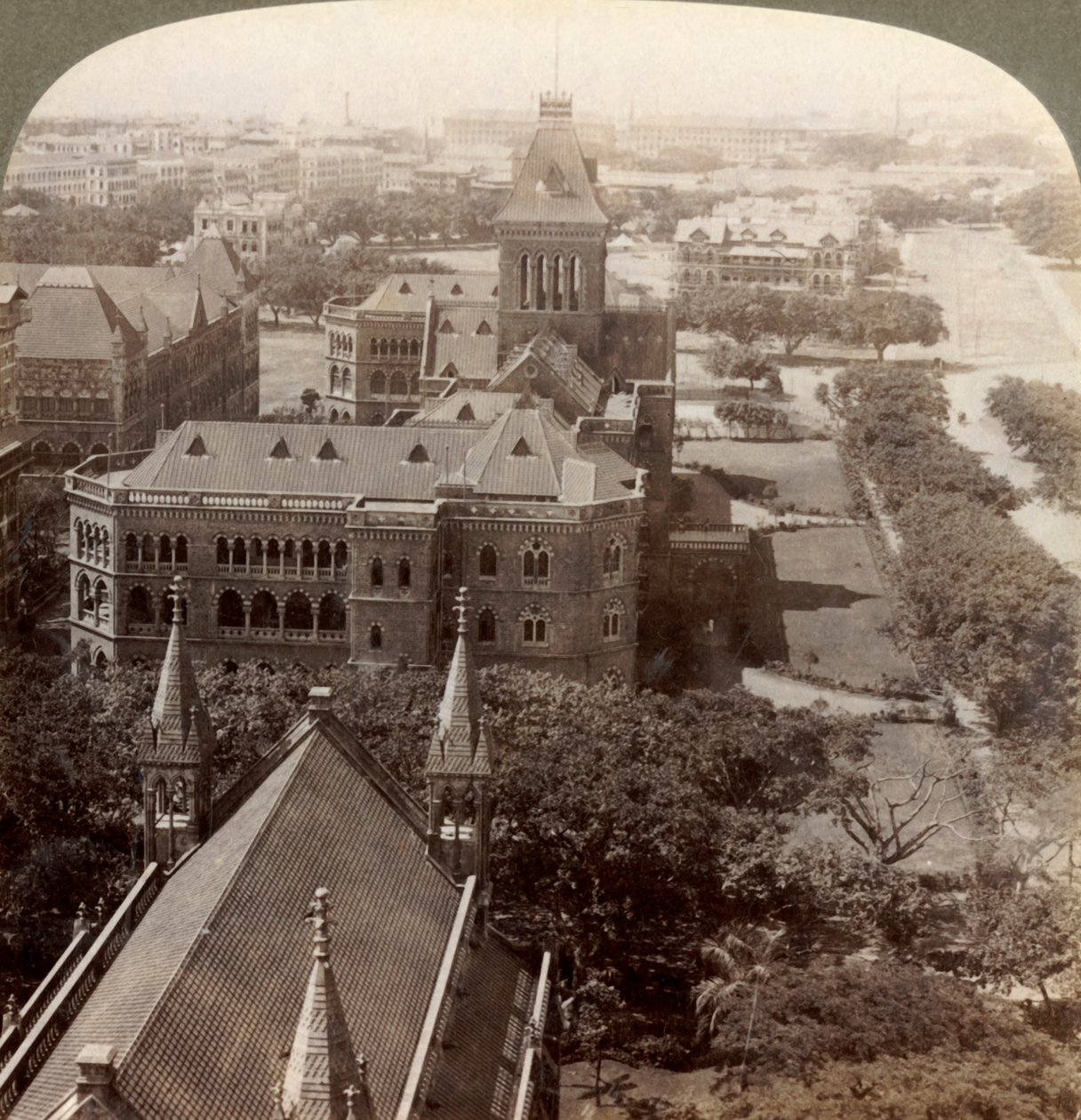 Over University and Secretariat Sq. tårnet, S. fra Rajabai Tower, Bombay, India, 1903. av Underwood and Underwood