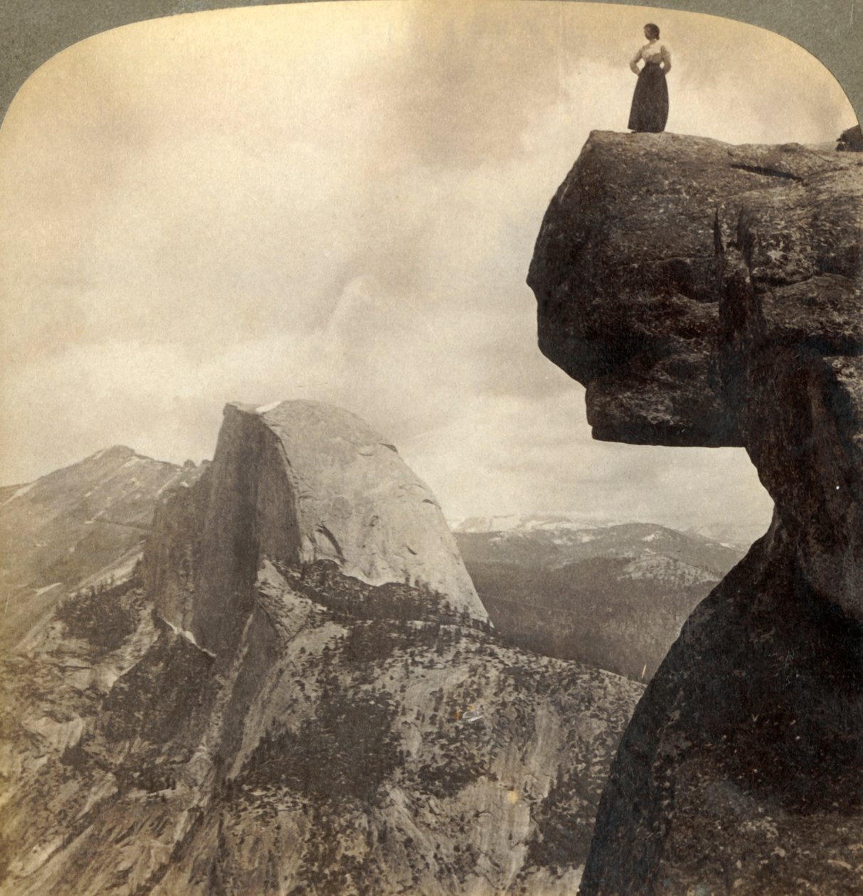 Med utsikt over Natures Grandest Scenery - fra Glacier Point N.E. Yosemite Valley, Cal., 1902. av Underwood and Underwood