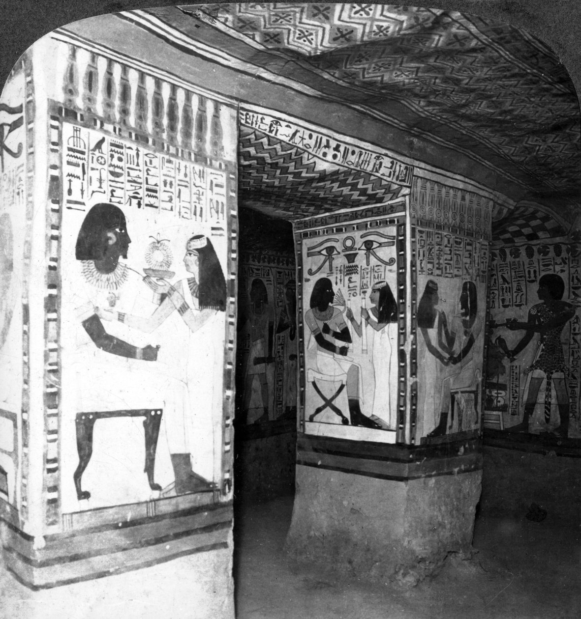 Malt gravkammer hugget i klippene i Theben, Egypt, 1905. av Underwood and Underwood