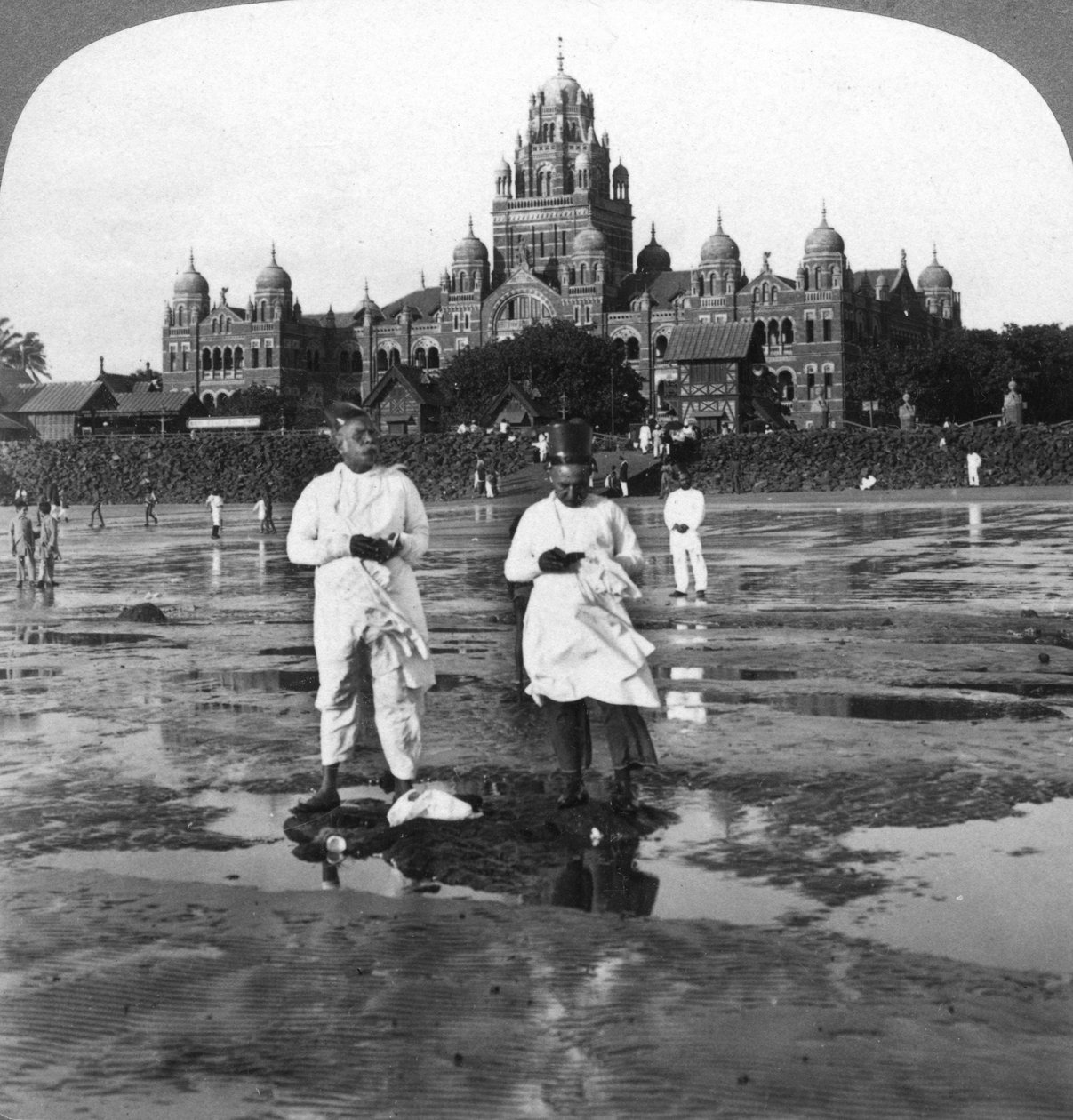Parsis som tilber nymånen, Bombay, India, 1903. av Underwood and Underwood