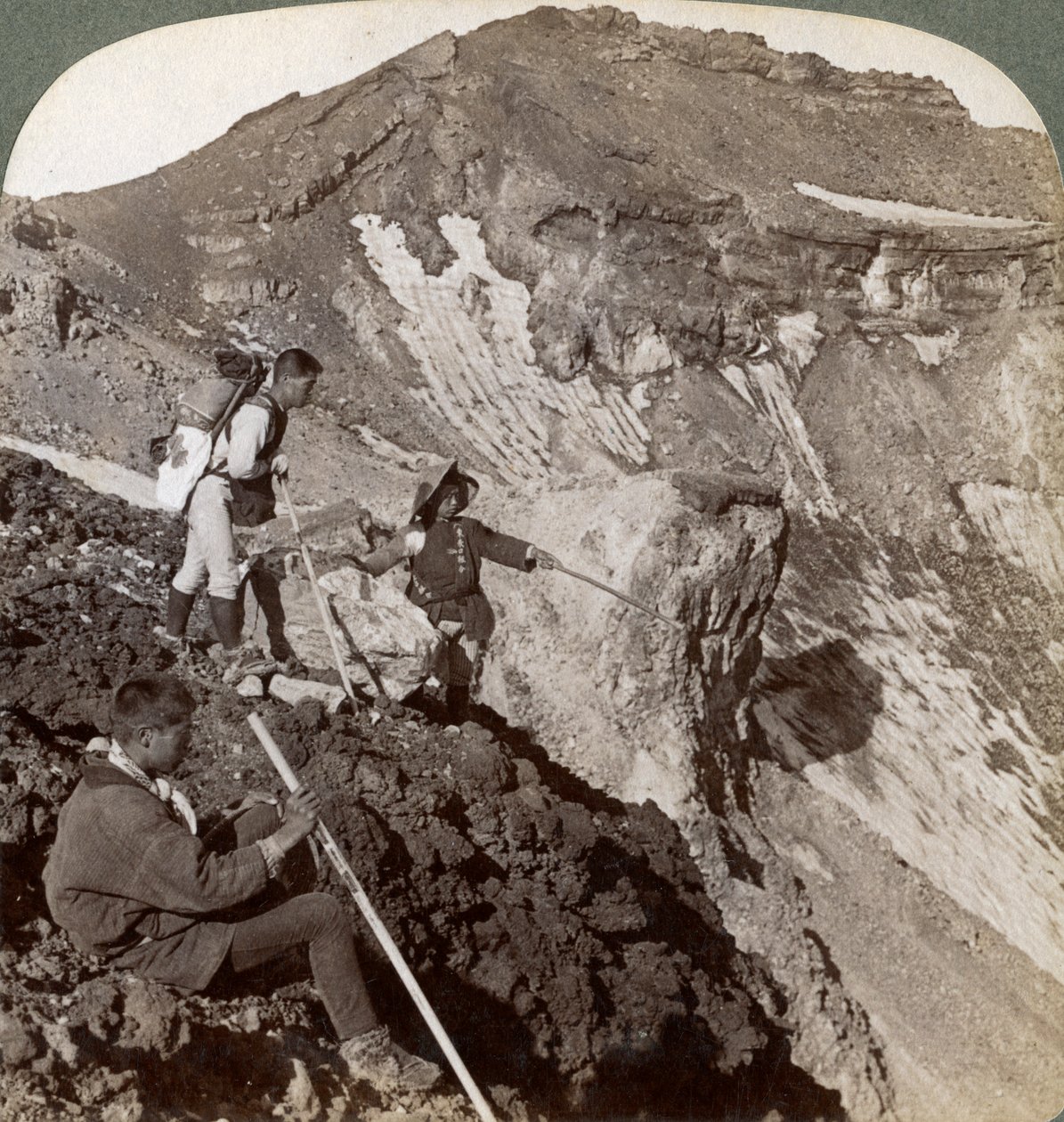 Kikket fra den lavabelagte kanten ned i Fujis Fujiyamas-krateret, Japan, 1904. av Underwood and Underwood