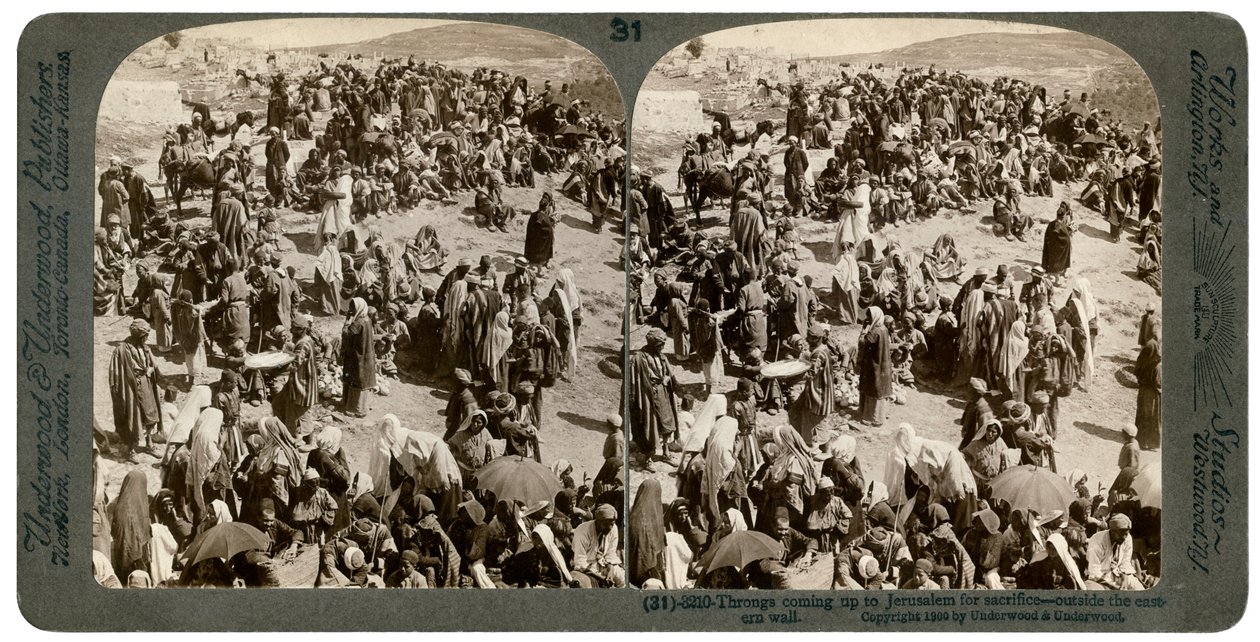 Folk som kom opp til Jerusalem for å ofre, utenfor den østlige muren, 1900. av Underwood and Underwood