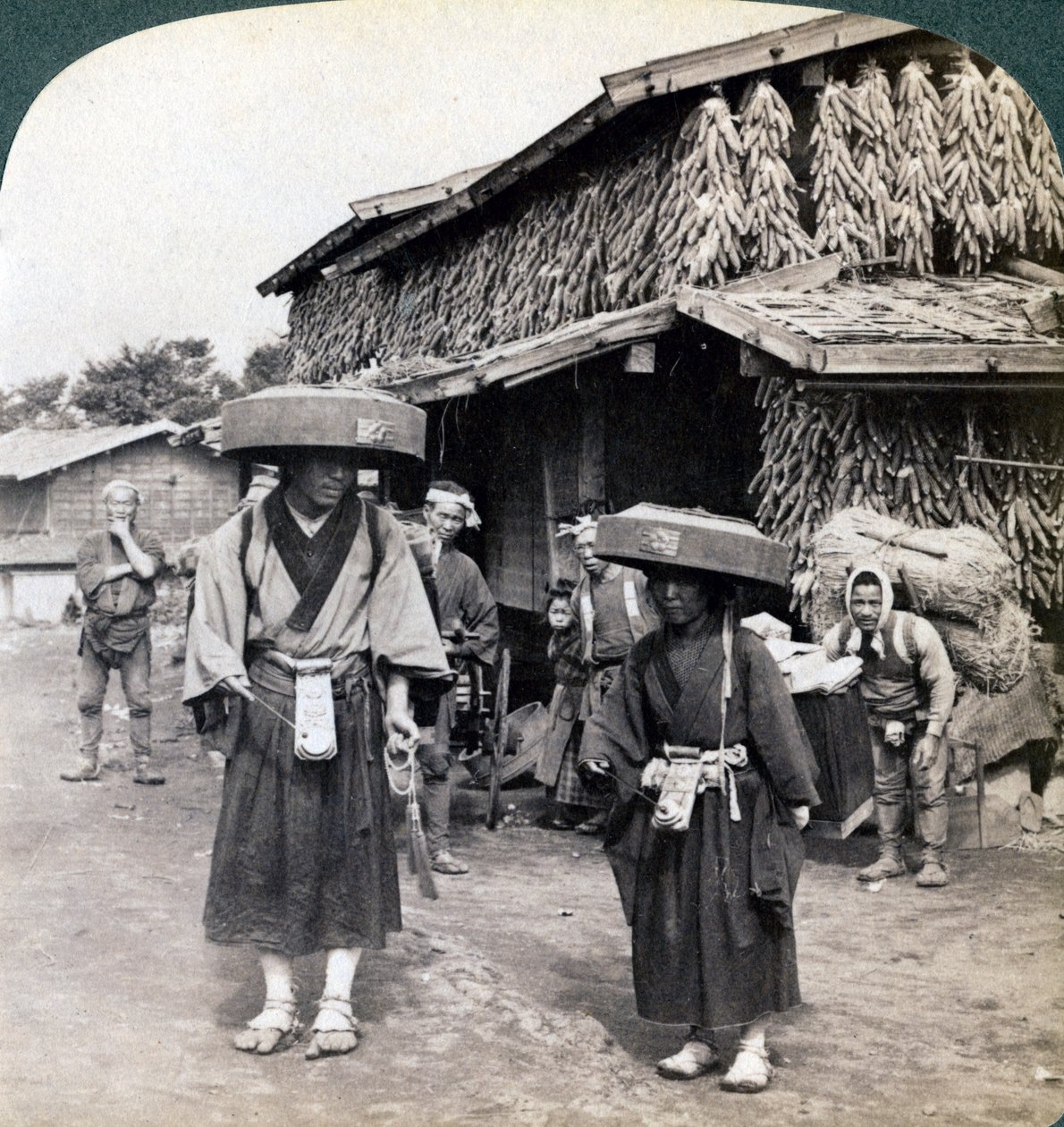 Pilegrimer som slår små gonger, nær Kawaguchi-sjøen, Japan, 1904 av Underwood and Underwood