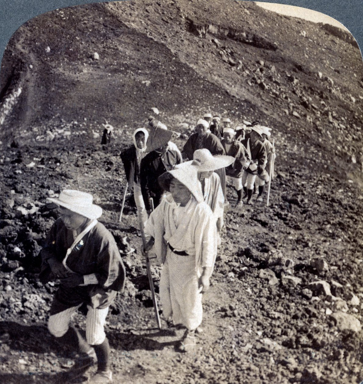 Pilegrimer på slutten av deres bestigning av Fuji Fujiyama-fjellet, Japan, 1904. av Underwood and Underwood