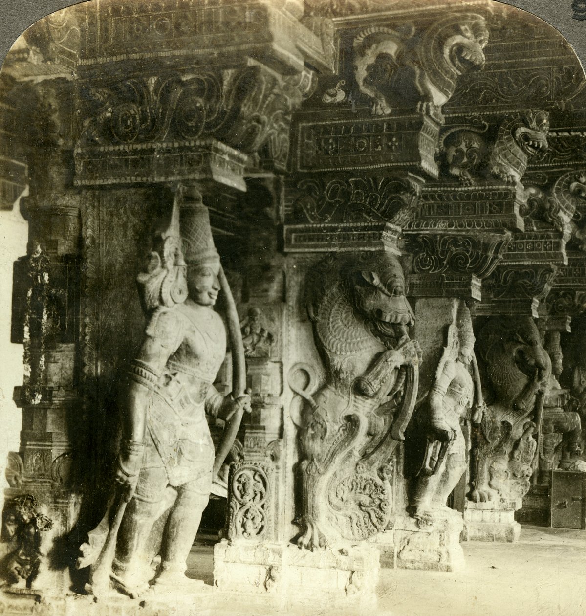 Søyler i et hinduistisk tempel, Madurai, India, ca 1900-tallet. av Underwood and Underwood