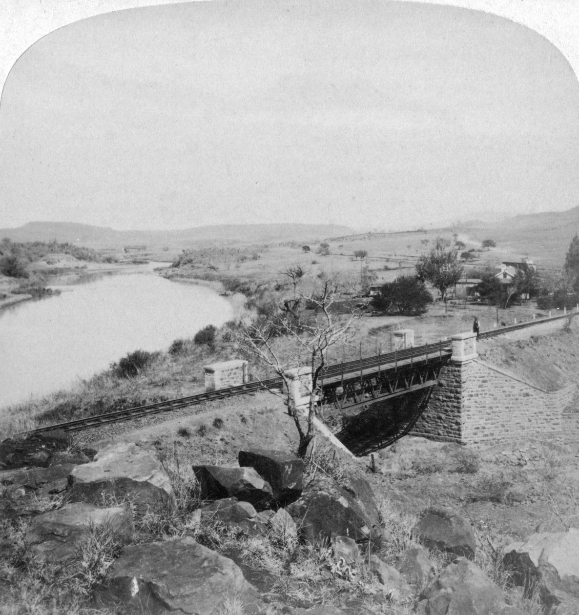 Pom-pom-broen og Boer-hovedkvarterets telegrafstasjon, Tugela-elven, Natal, Sør-Afrika, 1901. av Underwood and Underwood