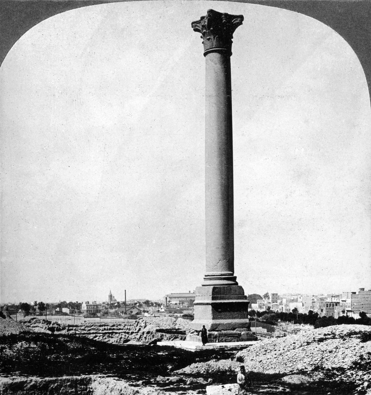 Pompeys-søylen, sjømannens landemerke, og moderne Alexandria, Egypt, 1905. av Underwood and Underwood
