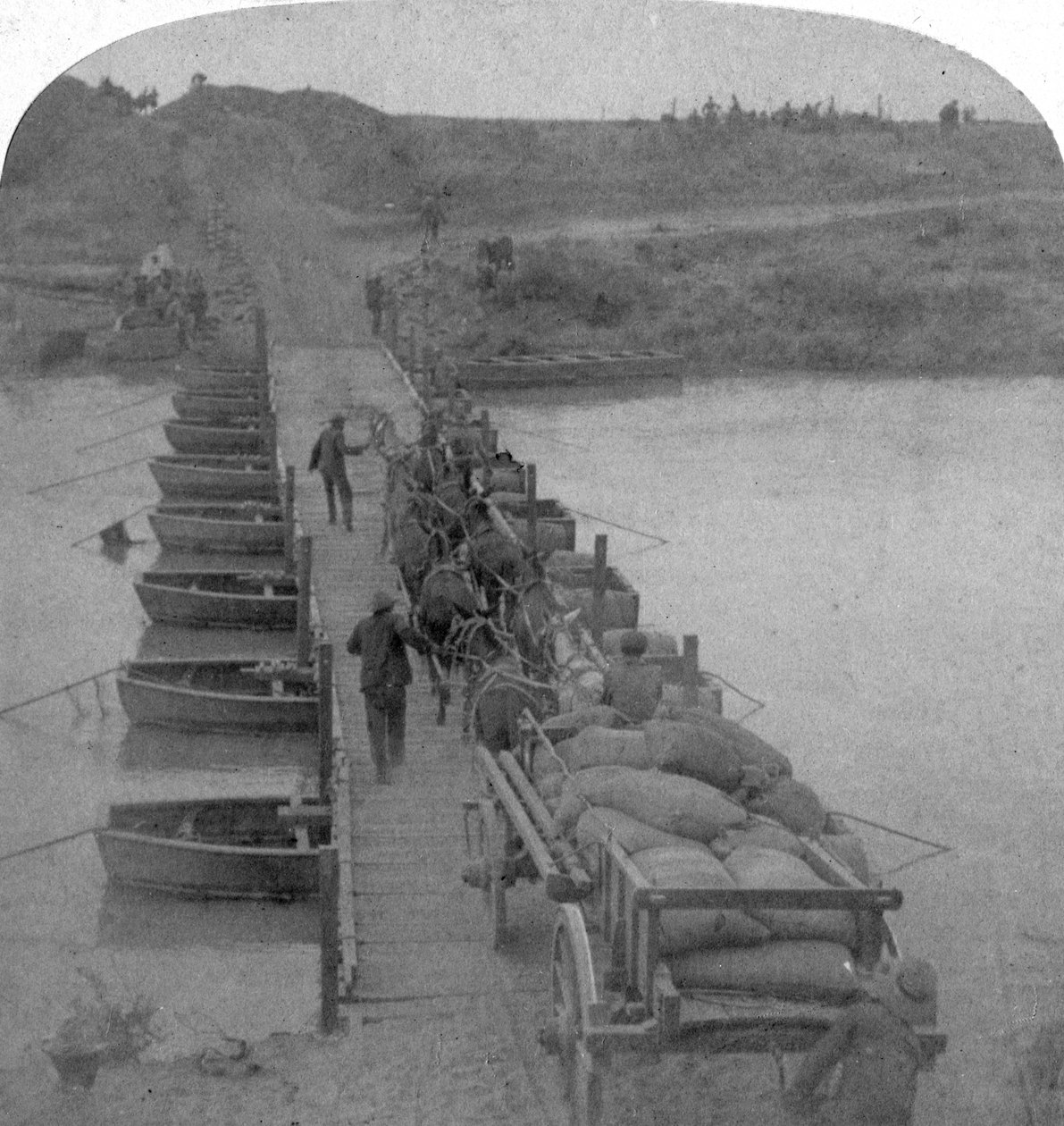 Pontongbro over Modder-elven, Boer War, Sør-Afrika, 1900. av Underwood and Underwood