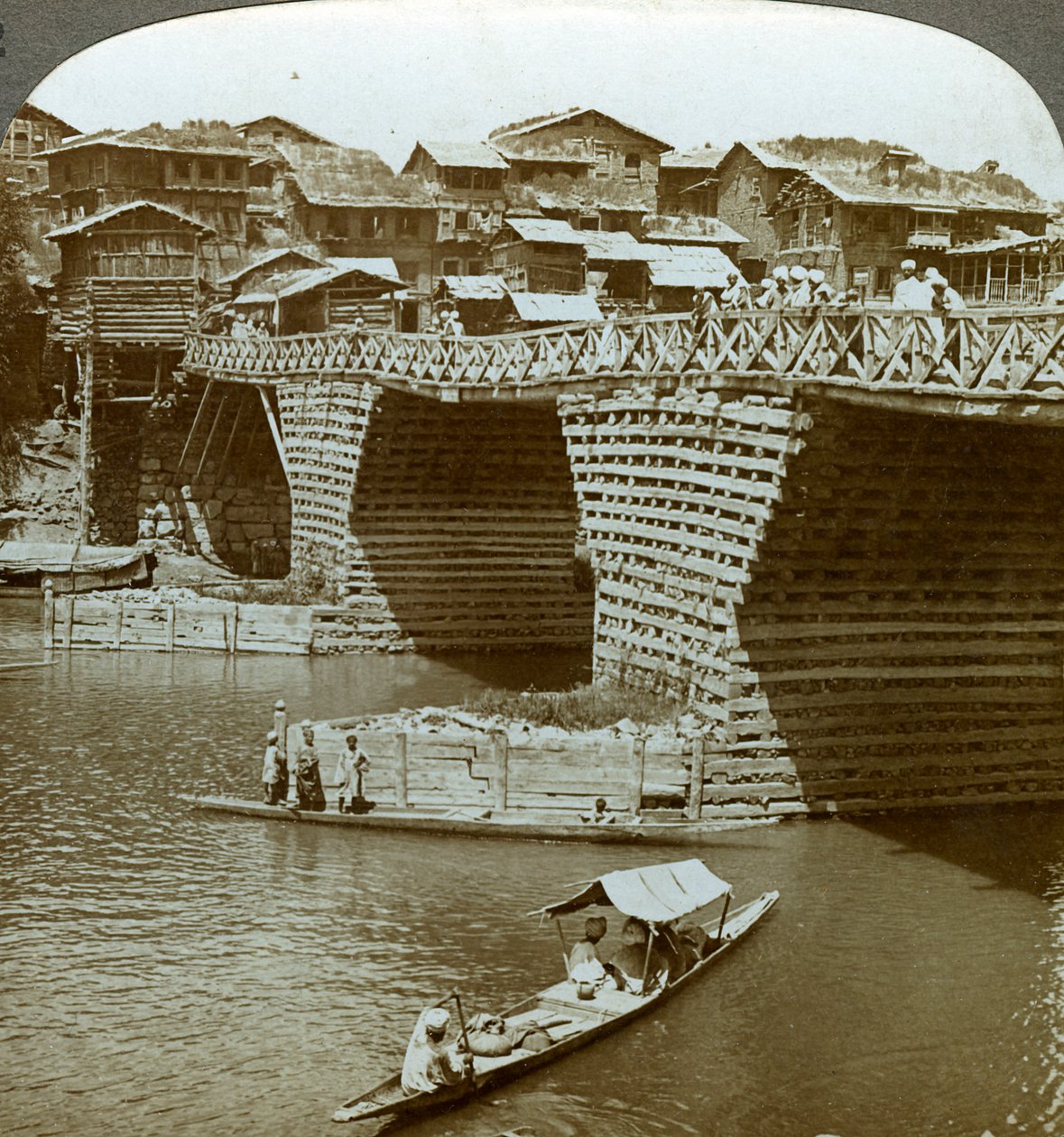 Sjarmerende bro og hus, City of Sun, Kashmir, India, ca 1900-tallet. av Underwood and Underwood