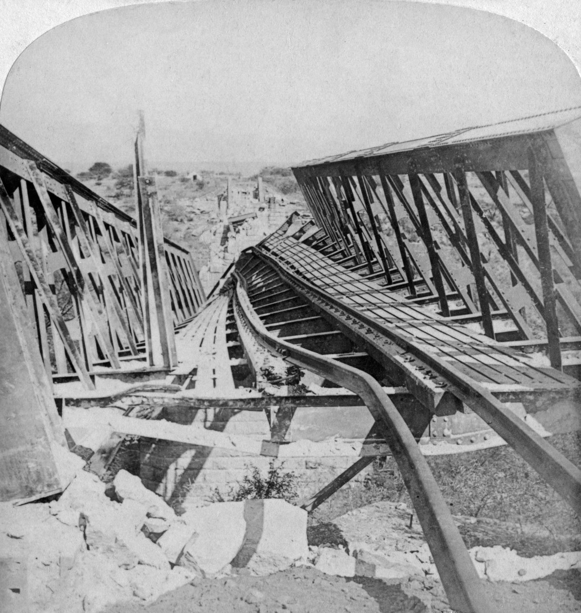 Jernbanebro over Vals-elven ved Kroonstad, sprengt av boerne, Sør-Afrika, 1901 av Underwood and Underwood