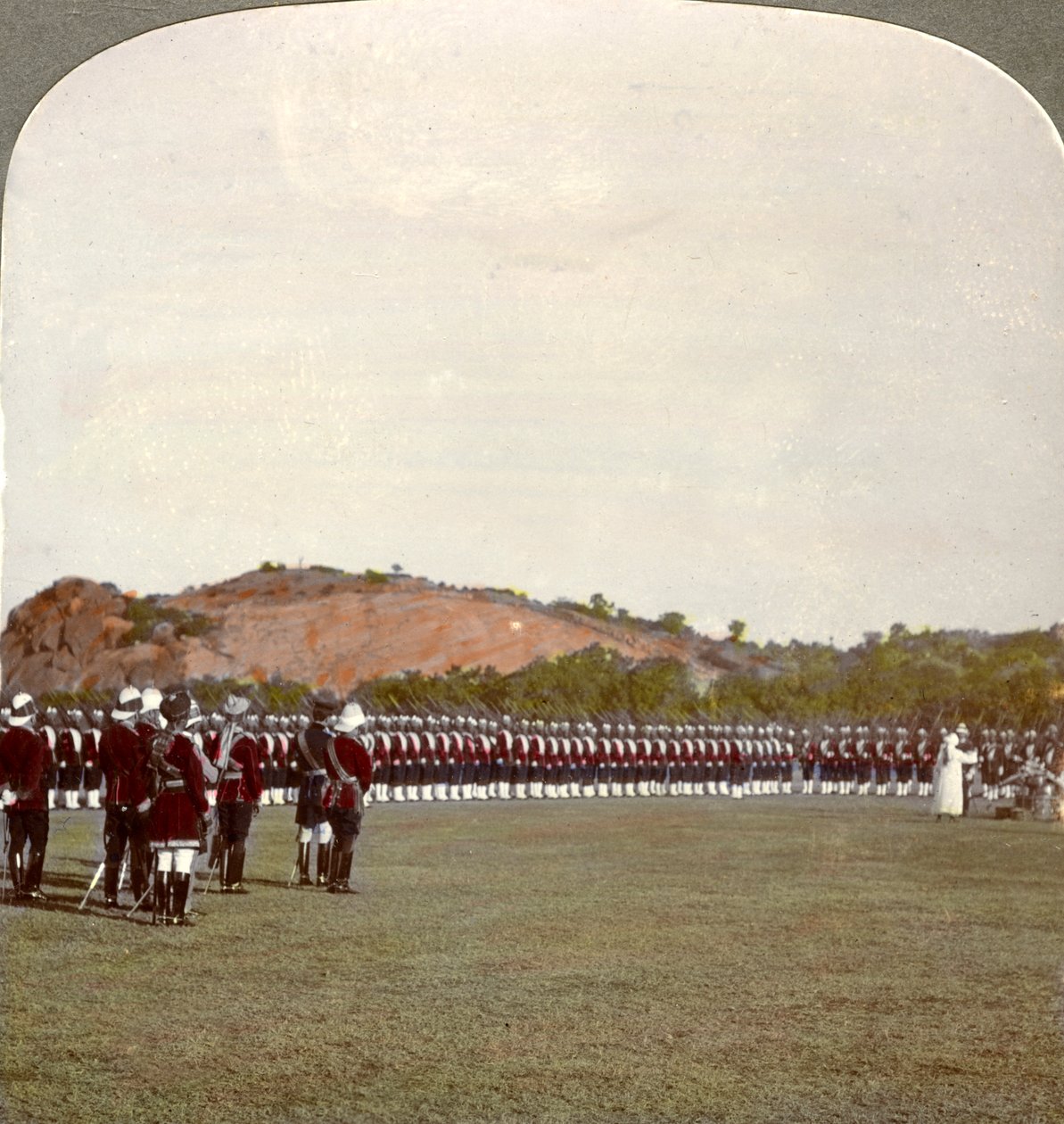 Mottar fargene inne på torget, India, 1900-tallet. av Underwood and Underwood