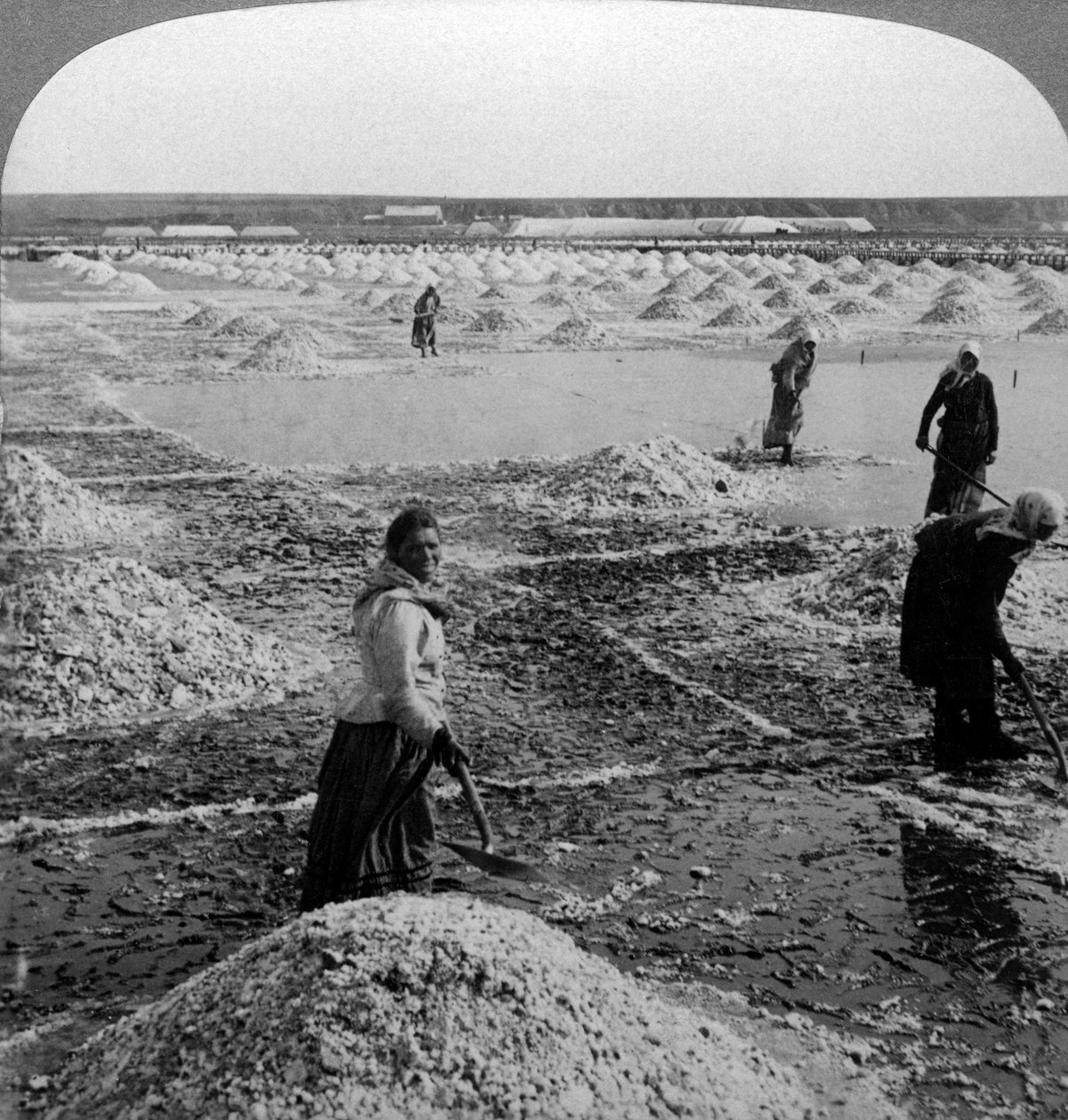Reservoar etter fordampning, skru opp saltfeltene, Solinen, Russland. av Underwood and Underwood