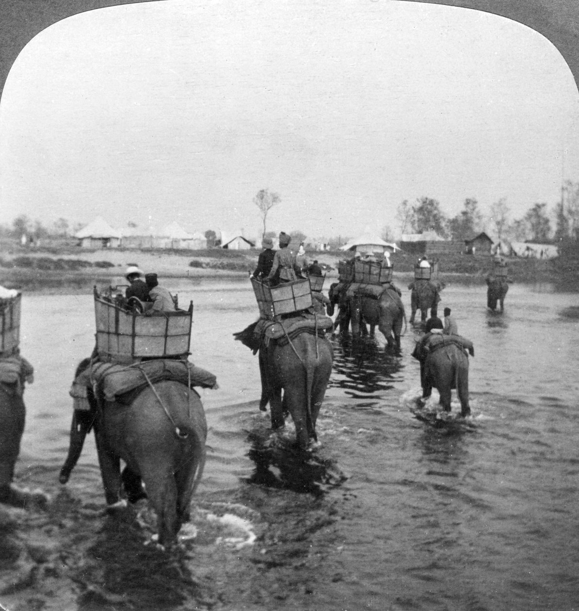 Tilbake til leiren etter en dags fotografering i Behar-jungelen, India, 1909. av Underwood and Underwood