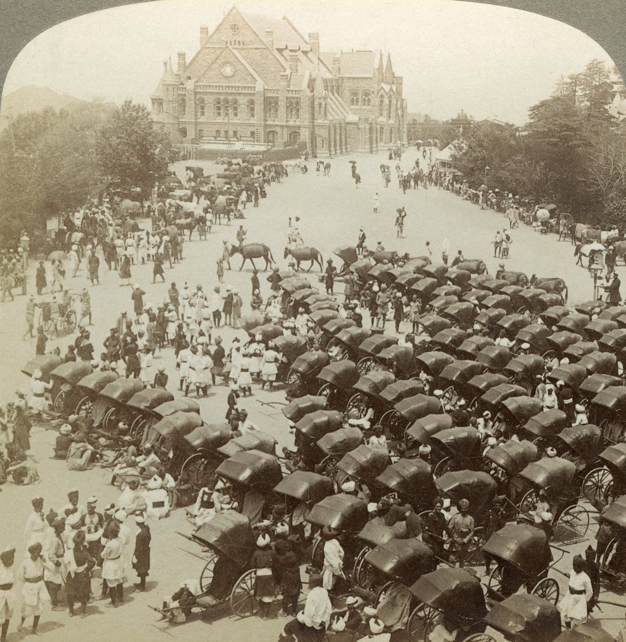 Rickshaws before Christ Church, Simla, India, 26. juni 1902. av Underwood and Underwood