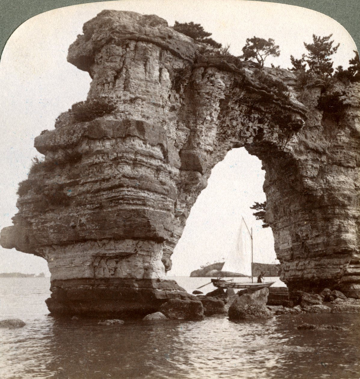 Bergbue i Matsushima Bay, sørøst i Japan, 1904. av Underwood and Underwood
