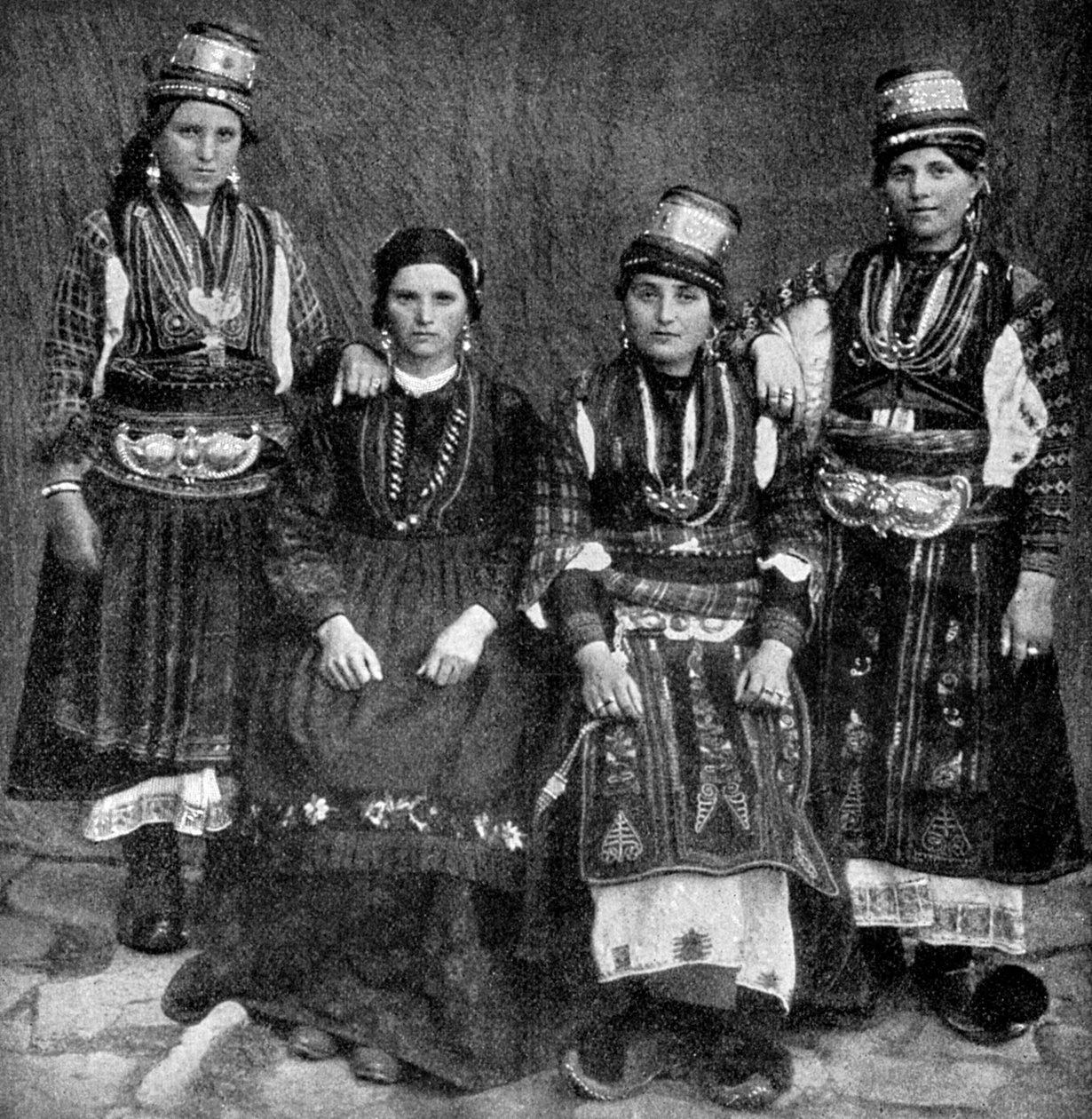 Romany kvinner, Albania, 1922. av Underwood and Underwood