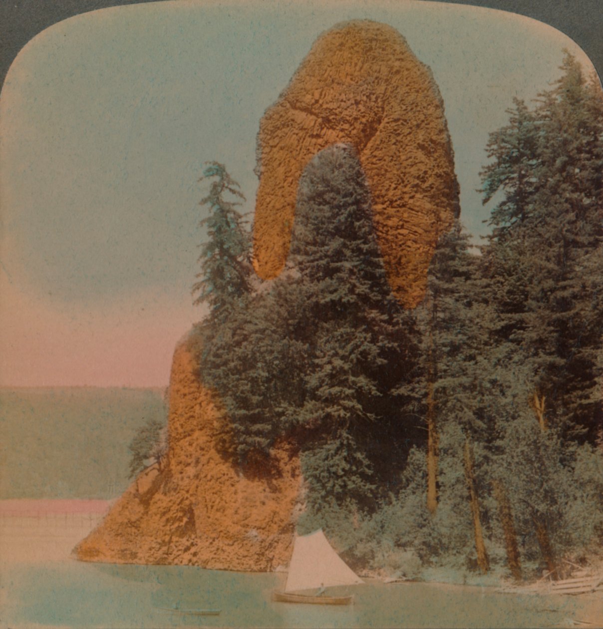 Rooster Rock, nysgjerrig fjellformasjon langs Columbia River, Oregon, 1902. Artister: Elmer Underwood, Bert Elias Underwood. av Underwood and Underwood