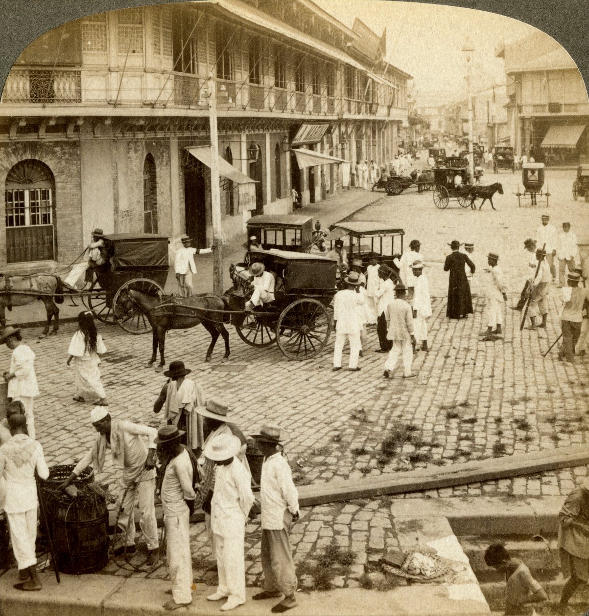 Rosario Road og Binondo Church, Manila, Filippinene. av Underwood and Underwood