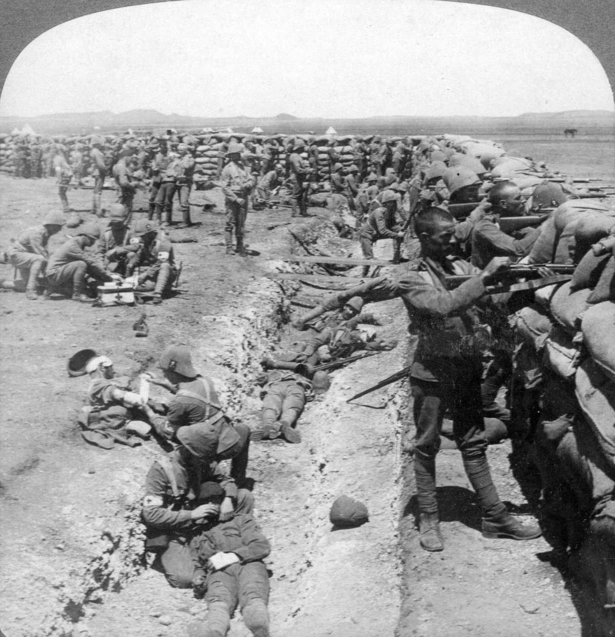 Royal Munster Fusiliers kjemper ved Honey Nest Kloof, Sør-Afrika, 1900. av Underwood and Underwood