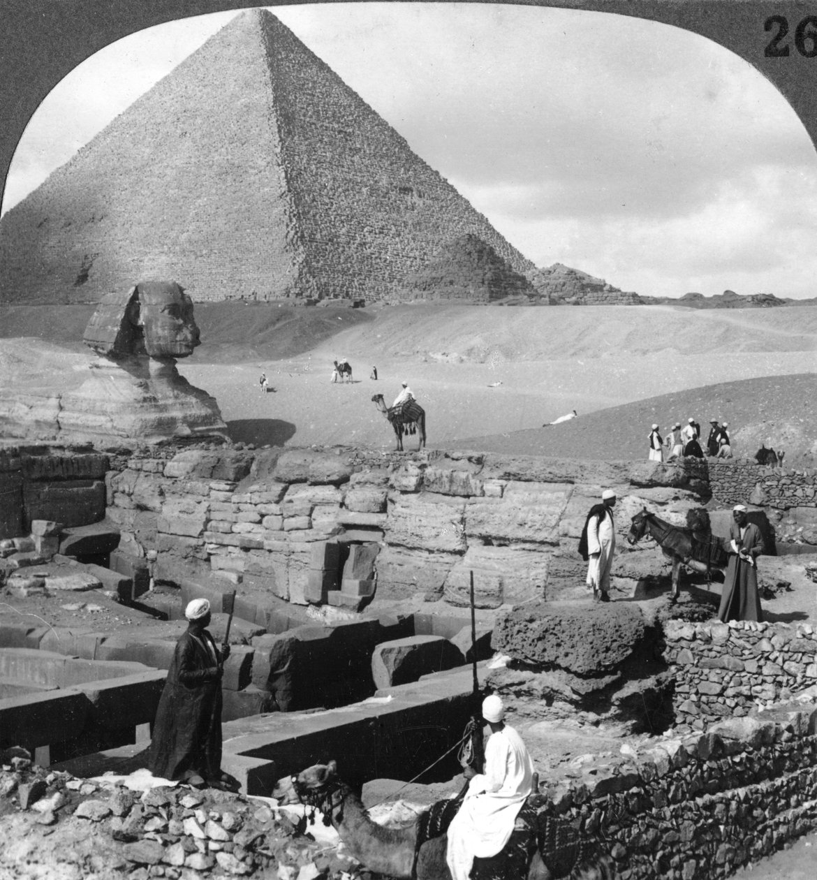Ruinene av granitttempelet, sfinksen og den store pyramiden, Egypt, 1905. av Underwood and Underwood