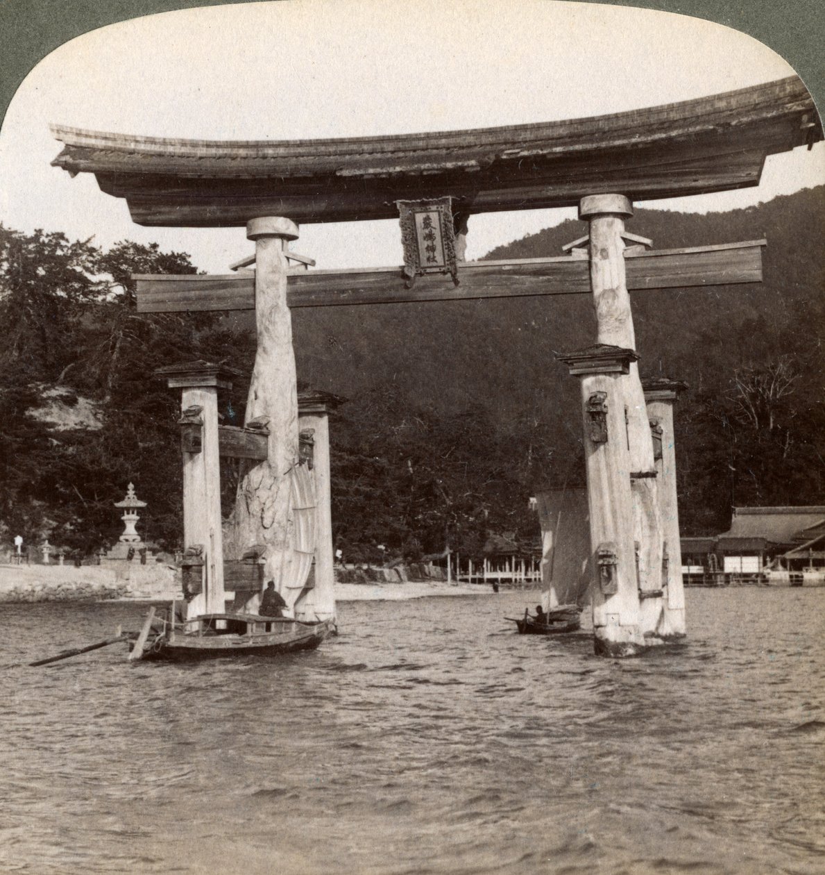 Hellig torii-port stiger opp fra havet, Itsukushima-helligdommen, Miyajima-øya, Japan, 1904 av Underwood and Underwood