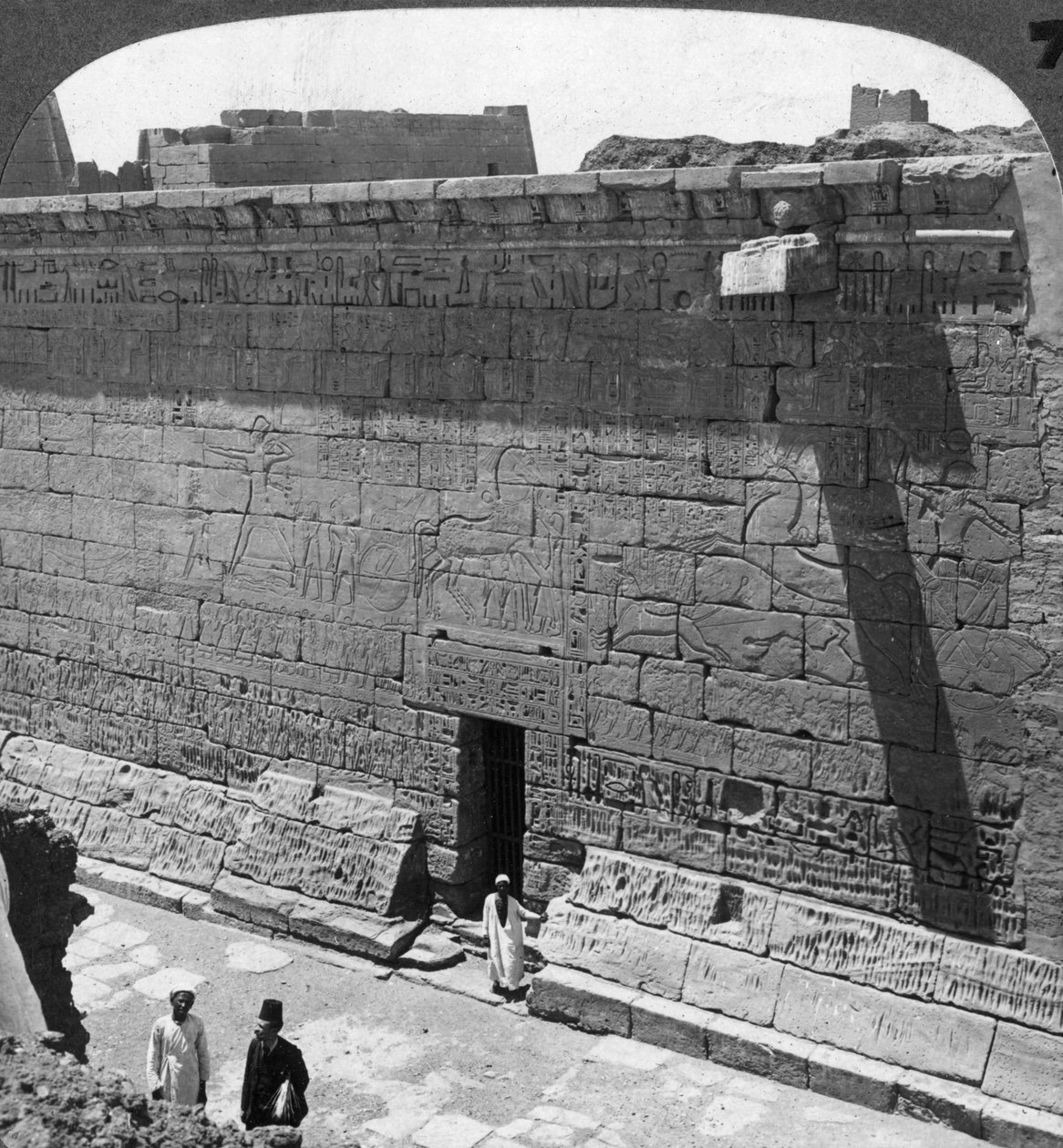 Scener av kamp og jakten skåret på en vegg ved Medinet Habu, Theben, Egypt, 1905. av Underwood and Underwood