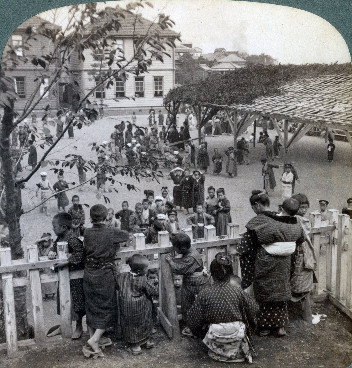 Skolehus og eiendom, Yokohama, Japan, 1904 av Underwood and Underwood
