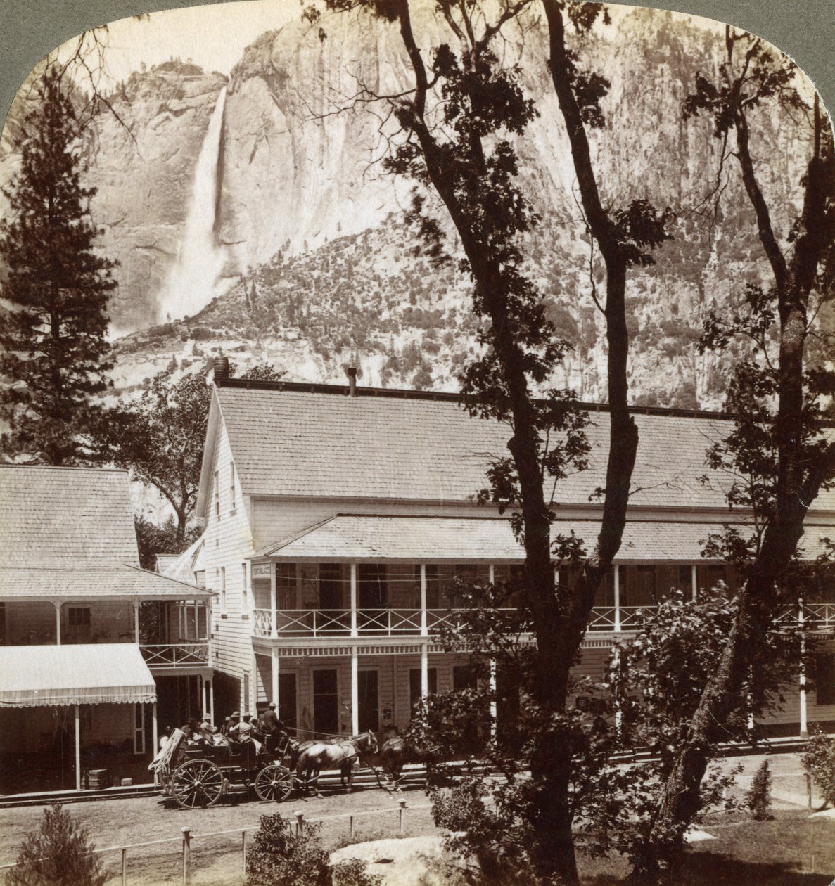 Sentinel Hotel, ser nordover over dalen til Yosemite Falls, California, USA, 1902 av Underwood and Underwood