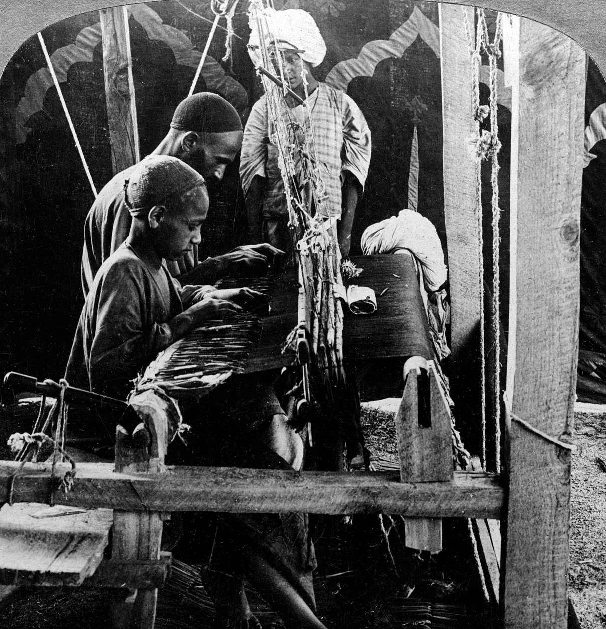 Sjalvevere, Kashmir, India, ca 1900-tallet. av Underwood and Underwood
