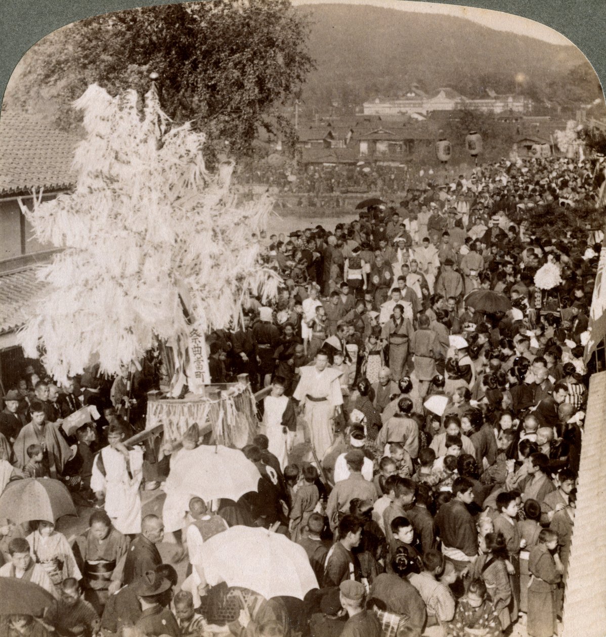 Shinto-prosesjon som frakter hellige gjenstander over en bro til Imperial Museum, Kyoto, Japan, 1904. av Underwood and Underwood
