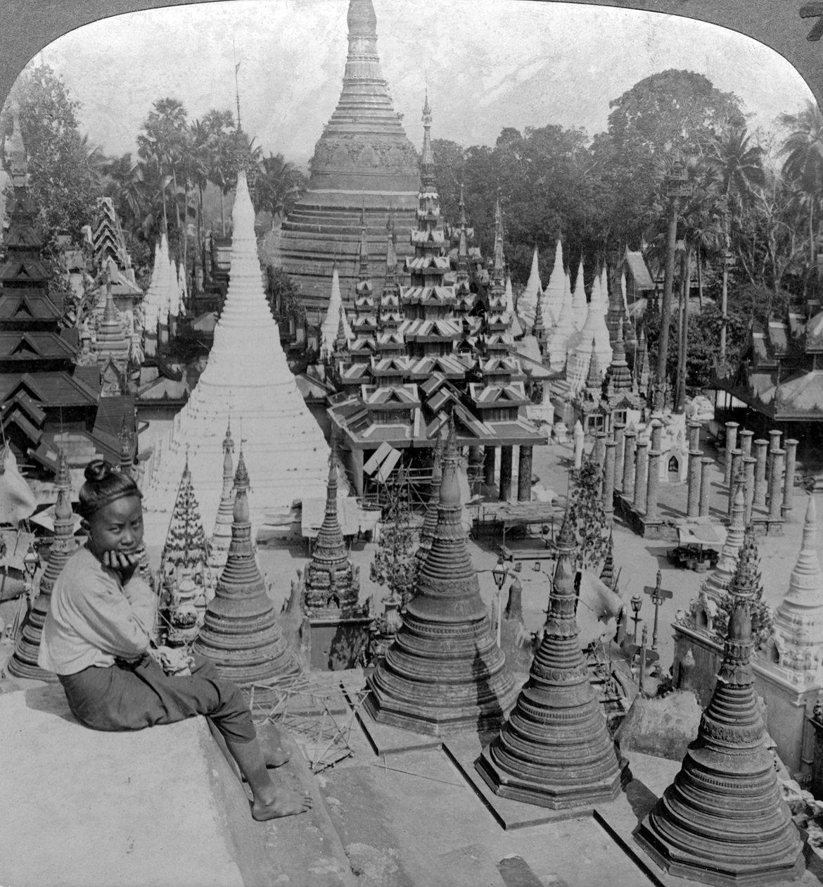 Shwedagon Pagoda, Rangoon, Burma, ca 1900-tallet. av Underwood and Underwood