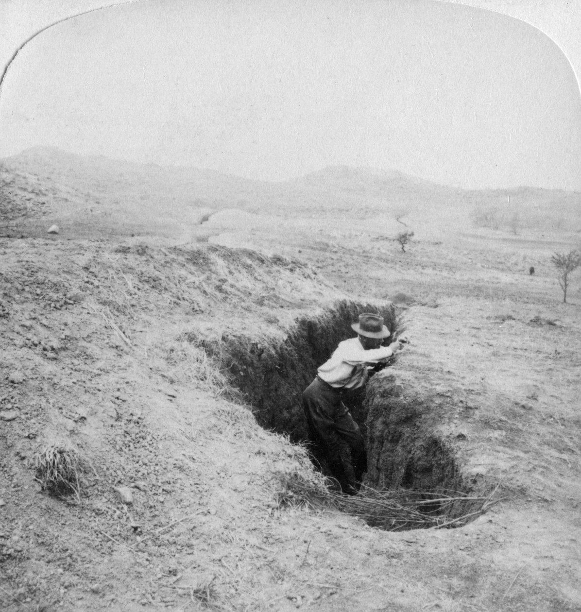 Sidevisning av en boergrøft ved foten av Hlangwane Hill, Sør-Afrika, 1901 av Underwood and Underwood