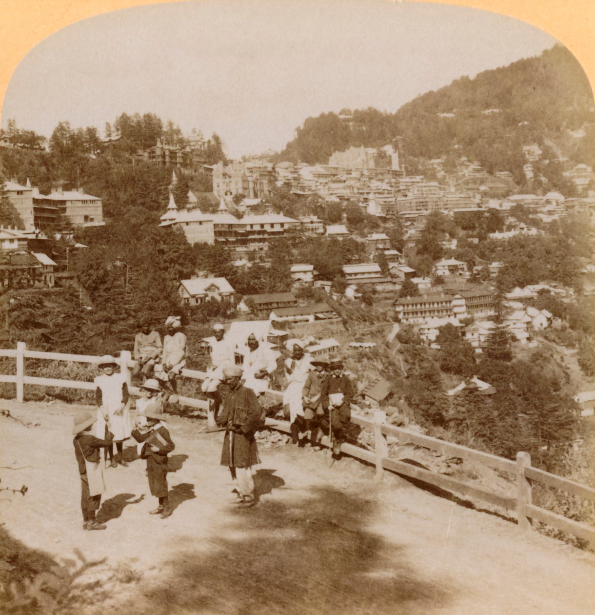 Simla, det vakre feriestedet i Himalaya, India, 1902. av Underwood and Underwood