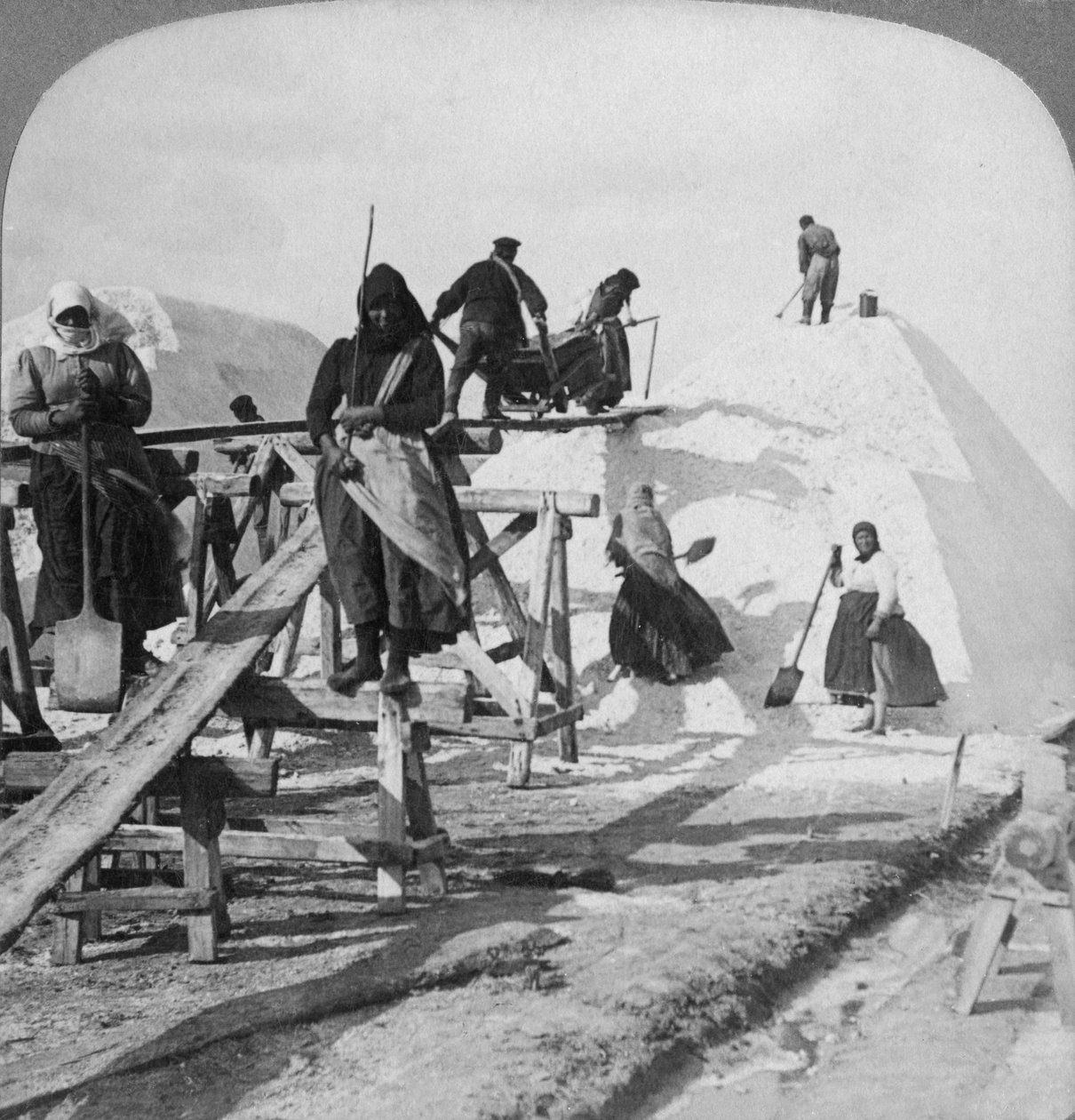 Stable salt i de store saltfeltene i Solinen, Svartehavet, Russland, 1898. av Underwood and Underwood
