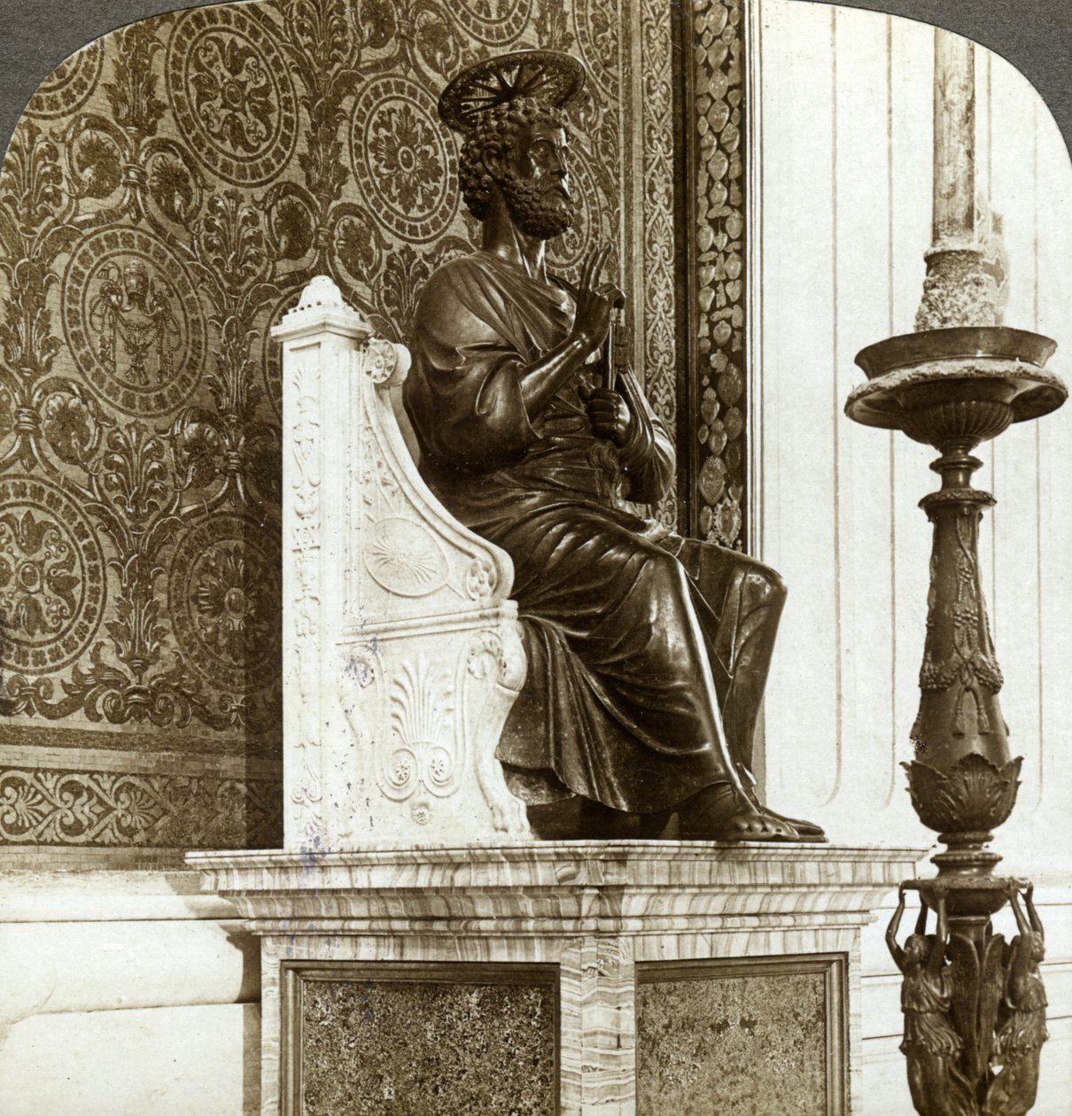 Statue av St Peter, Peterskirken, Roma, Italia. av Underwood and Underwood