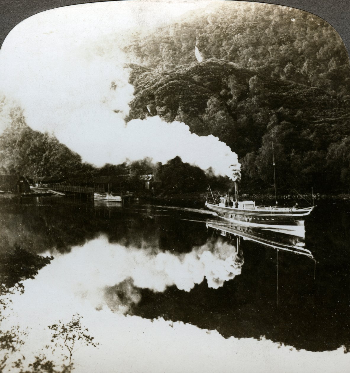 Damp-yacht på Loch Katrine, Skottland. av Underwood and Underwood