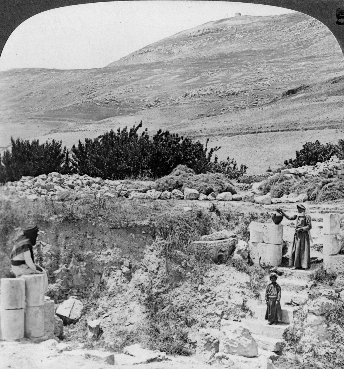 Trinn som fører til Jacobs-brønnen, ser nordvestover, Palestina Israel, 1905. av Underwood and Underwood