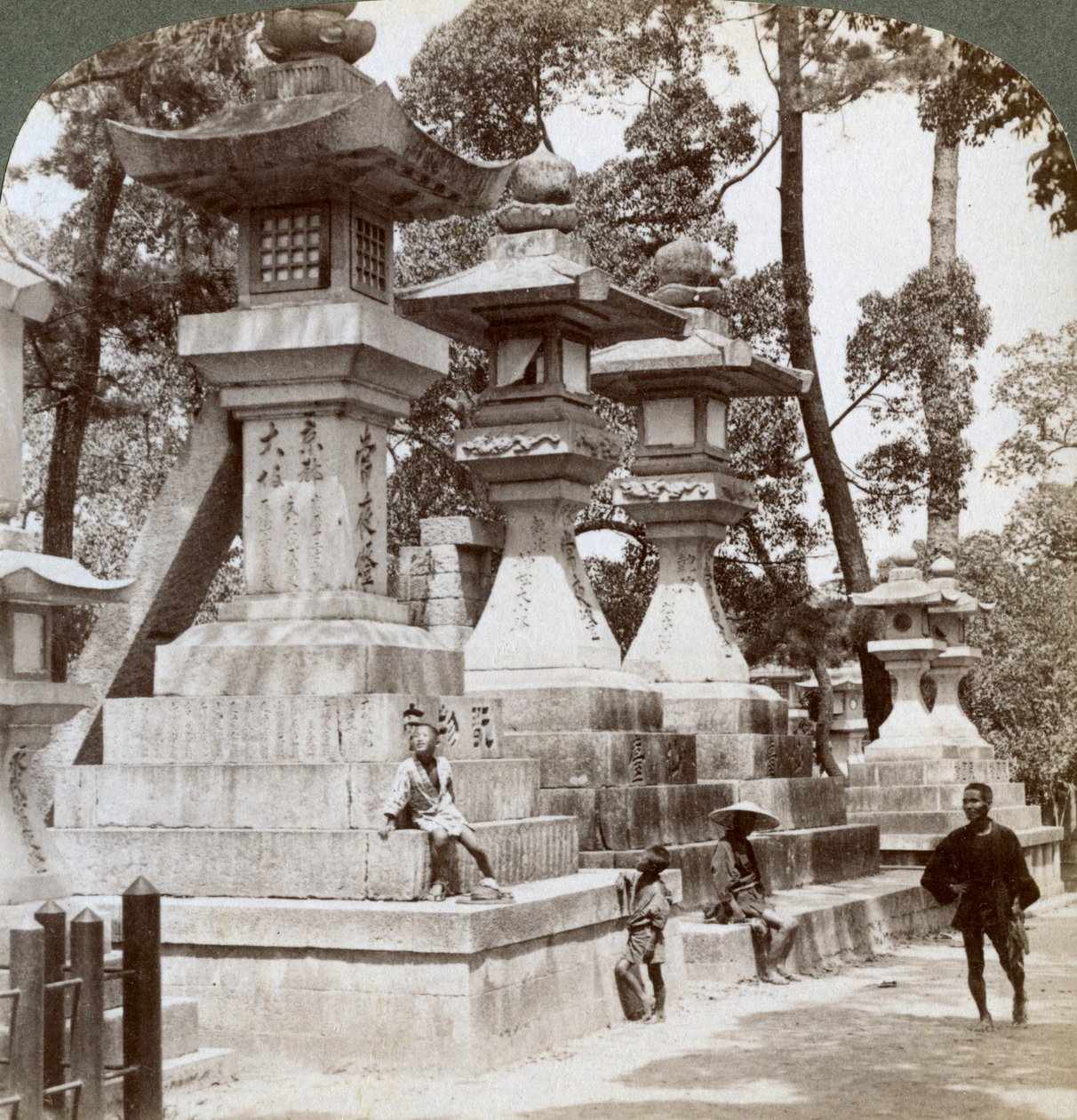 Steinlykter ved Sumiyoshi, Osaka, Japan, 1904 av Underwood and Underwood