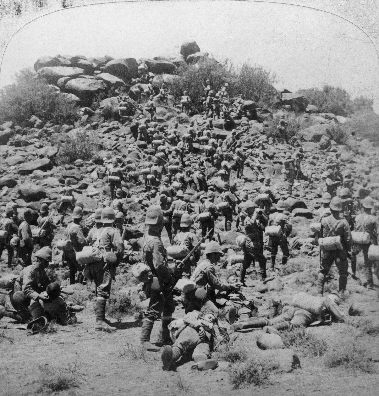Storming av Boer kopje av Suffolks ved Colesberg, Sør-Afrika, Boer War, 1900. av Underwood and Underwood