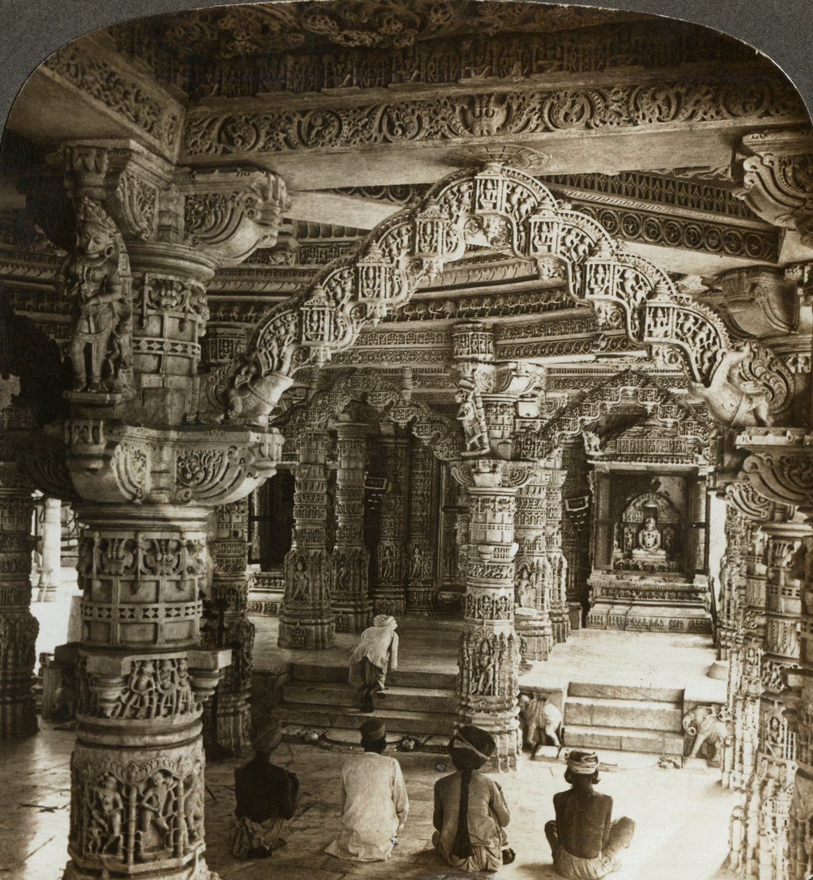 Temple of Vimal Vasahi, Mount Abu, Rajasthan, India. av Underwood and Underwood