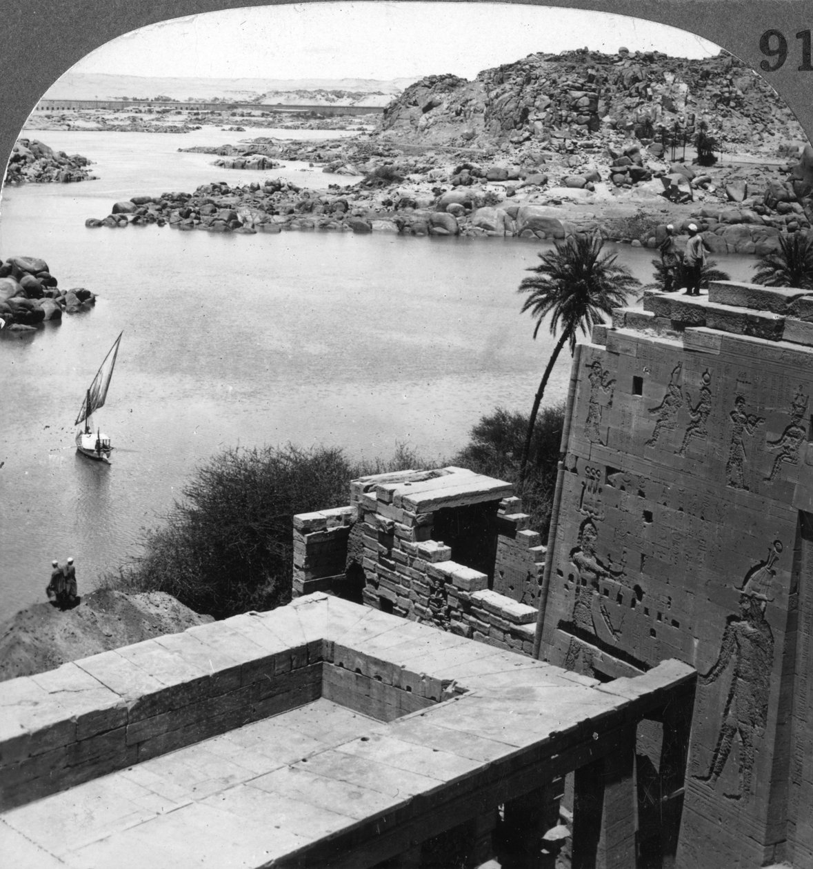 Aswan-demningen sett fra Philae-tempelet, Egypt, 1905. av Underwood and Underwood