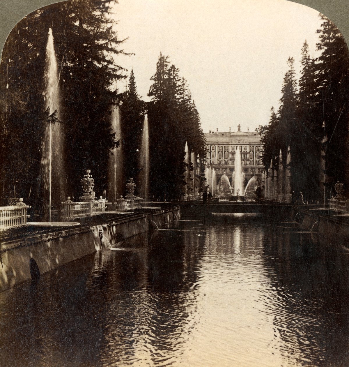 The Avenue of Fountains, Imperial Palace of Peterhof, Russland, 1897. av Underwood and Underwood