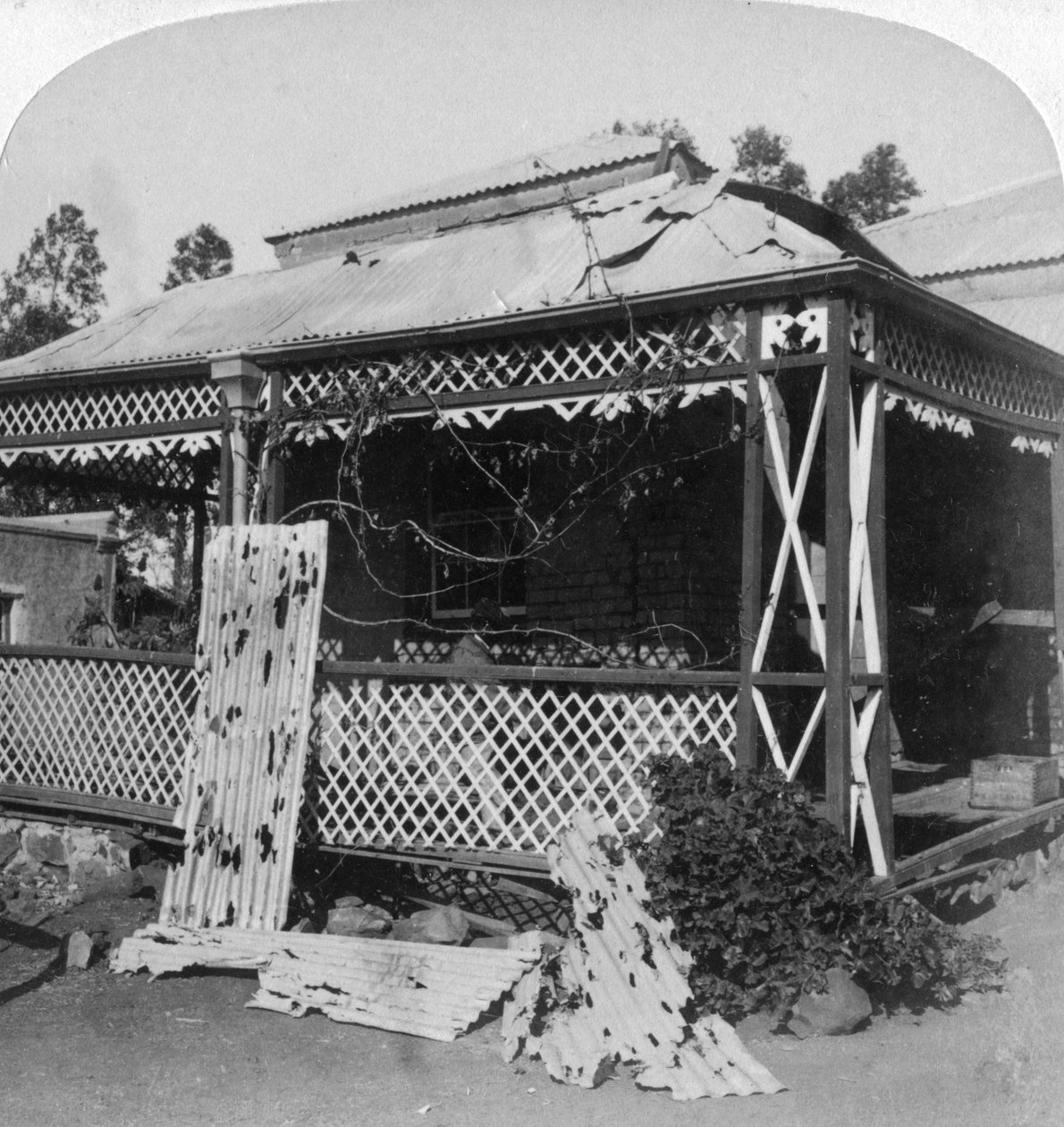 Klubben som ble truffet av et 94lb boerskall, beleiring av Mafeking, Sør-Afrika, 1901. av Underwood and Underwood