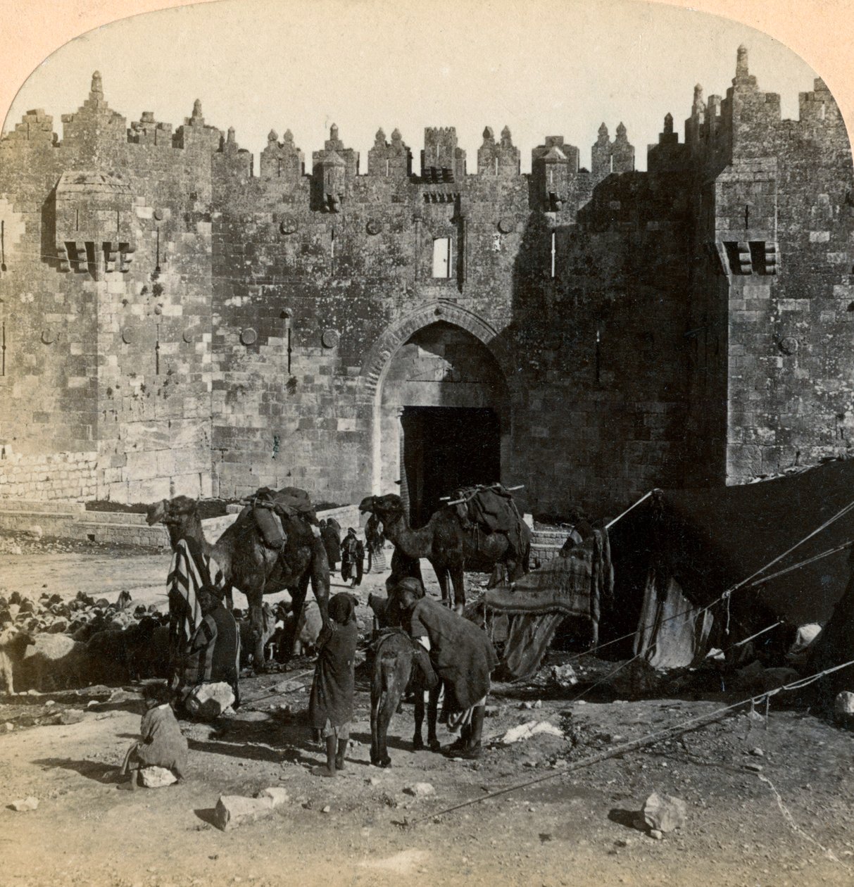 Damaskus-porten, den nordlige inngangen til Jerusalem, Palestina, 1899. av Underwood and Underwood