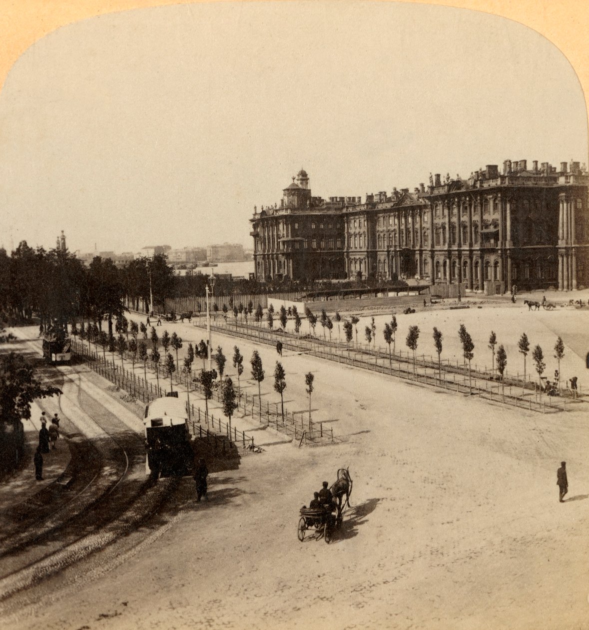 Det keiserlige vinterpalasset fra Nevsky Prospect, St. Petersburg, Russland, 1897. av Underwood and Underwood