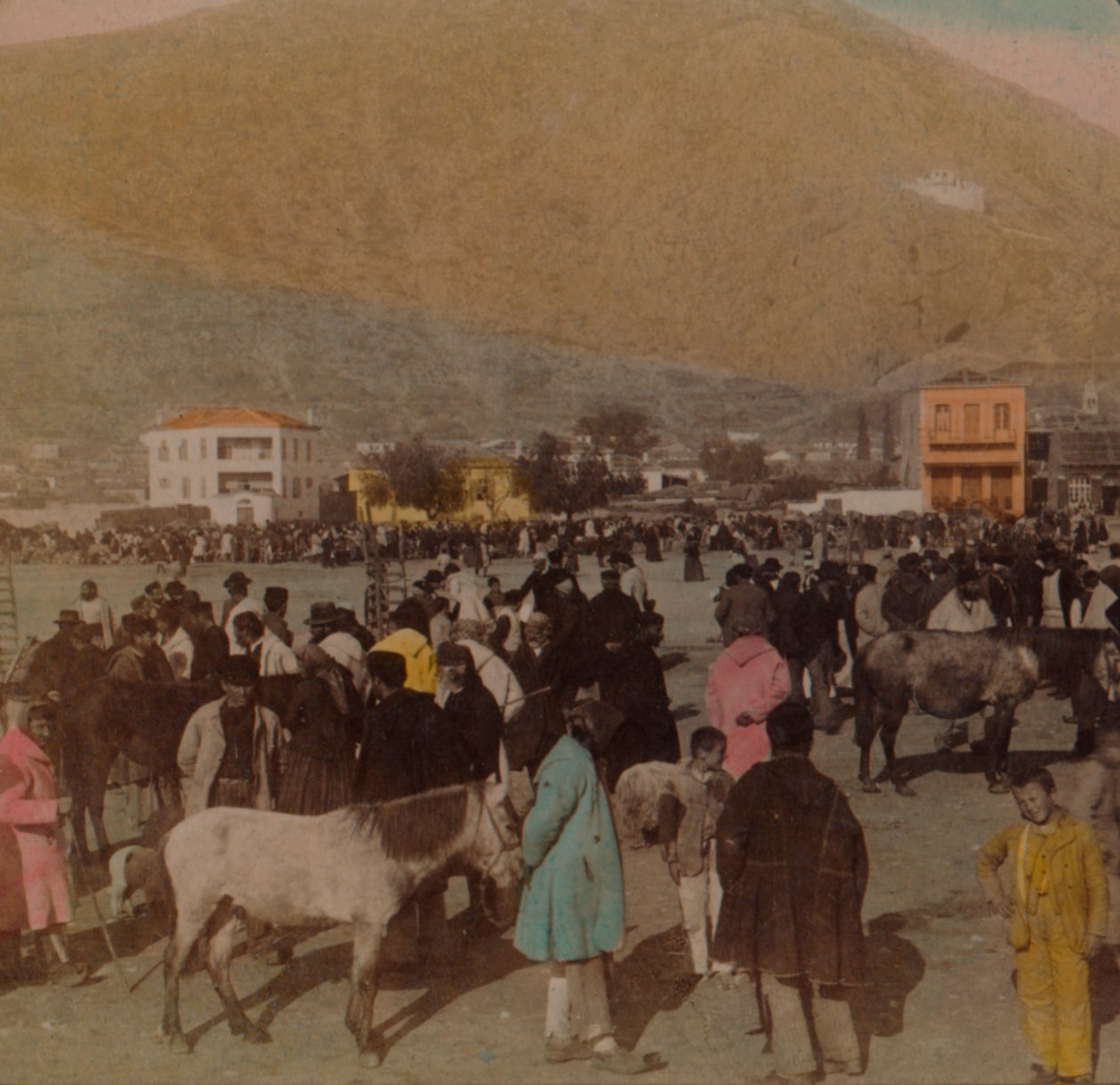 Larisa, eller det gamle citadellet 950 fot høy W. fra Market Place, Argos, Hellas, 1903. Kunstnere: Elmer Underwood, Bert Elias Underwood. av Underwood and Underwood