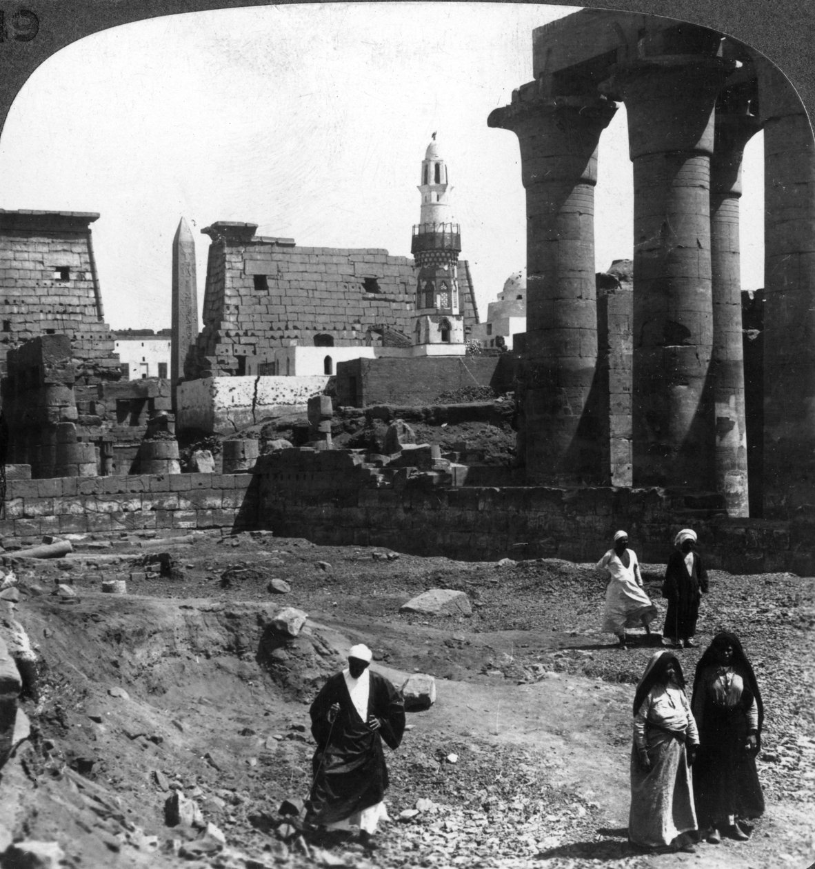 Den muslimske moskeen ved hoffet til Luxor-tempelet, Theben, Egypt, 1905. av Underwood and Underwood